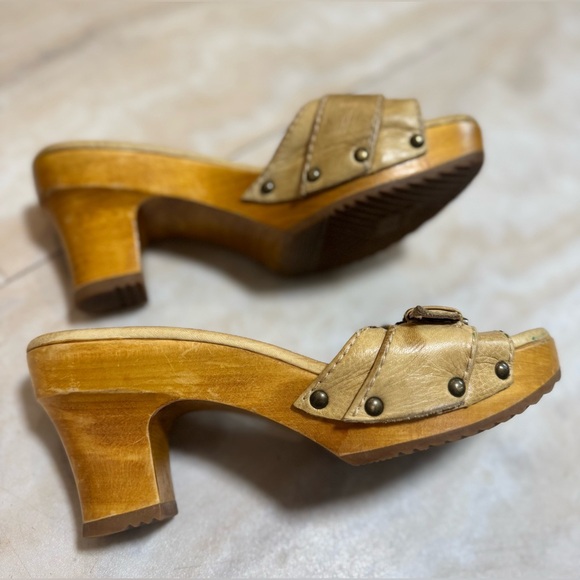 FRYE SAVANNAH BUCKLE TAN LEATHER SLIDE (7M) - Picture 4 of 6